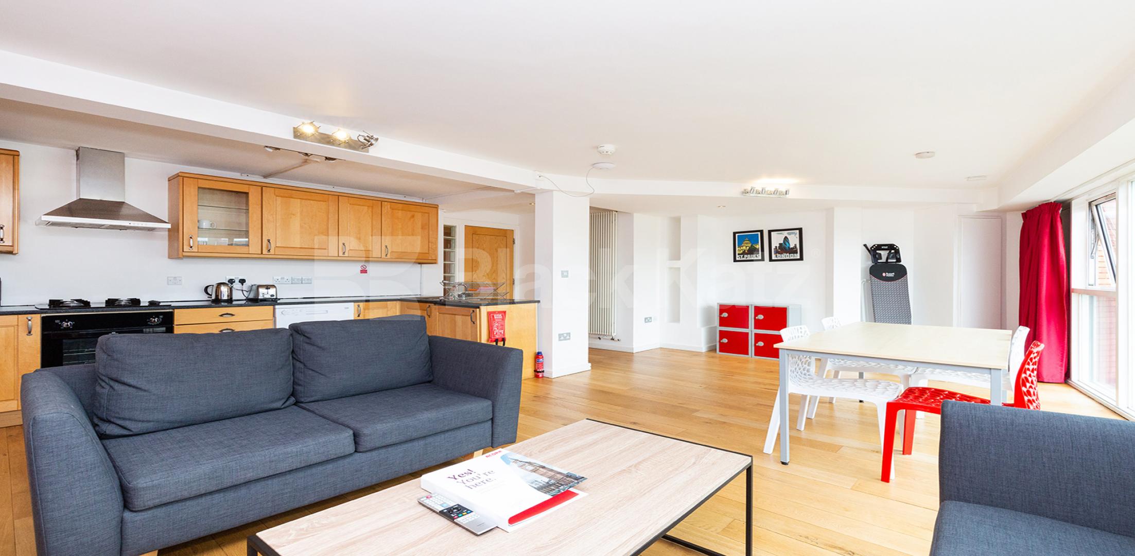 			LOCATION LOCATION LOCATION !!!, 2 Bedroom, 2 bath, 1 reception Apartment			 Farringdon Road EC1R, CLARKENWELL / FARRINGDON